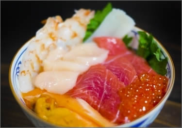 のっけ丼（青森魚菜センター）